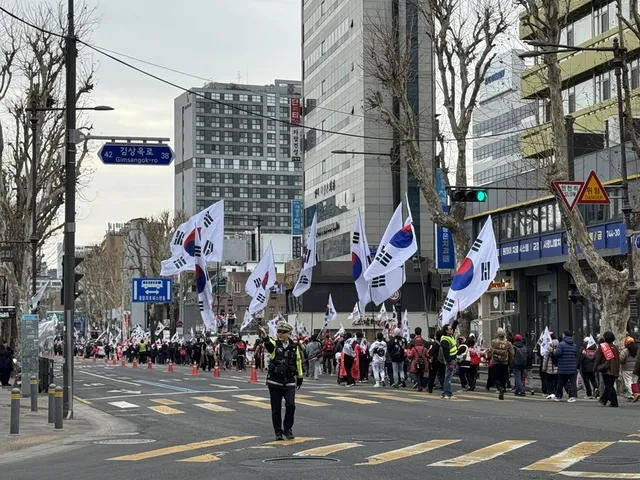 “인산인해는 옛말”…규모 줄어든 3·1절 집회, 도심 불편은 여전 [르포...

“이승만 뭉치자 싸우지 이기자!” 삼일절인 1일 오전 11시 서