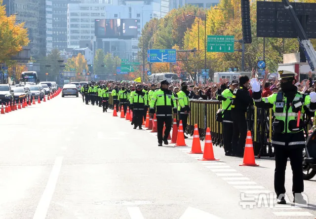 주말 서울 도심 곳곳 집회에 마라톤 대회…"대중 교통 타세요"

[서울=뉴시스] 오정우 기자 = 윤석열 대통령에 대한 탄핵심판 선고가 다가오는 
