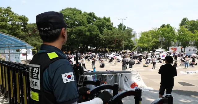 잠실 개표소 봉쇄 시위 속 송파경찰서장 사의···서울청 지휘부가 현장 관리

6·3 지방선거 투표용지 부족 사태를 규탄하는 시위가 서울 잠실 올