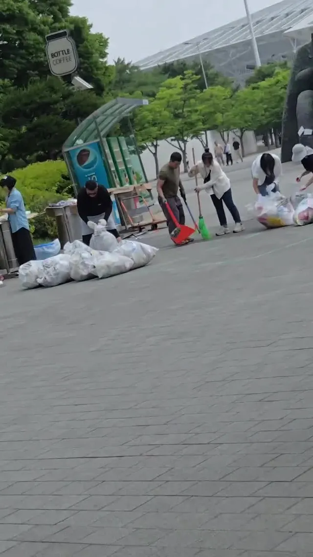 잠실 .한낮 뙤약볕아래 휴지하나 없이 정리해주시는 애국자분들.