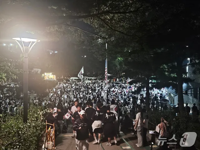 일주일 넘긴 '잠실 개표소' 시위…주말 앞두고 참여자 증가

2030세대 참여자↑…장동혁 대표도 찾아 8일째 이어지는 서울 잠실 개표소 봉쇄 시
