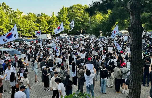 인스타에 어제오늘 잠실민주화운동 얘기 올렸더니 팔로워 30명 줄었다? 몇 안되는 팔로워였는데.. 

좋아하는 동생한테는 “극우들이 만든 짤에 놀