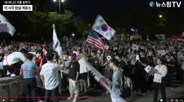 저희 그렇게 구호 통제하지말고, 마이크 잡으면 집회로 찍힌다고 연단 올라가지 말자고 해놨는데 누가 자꾸 1-3 올라가서 콘서트 하고 앉아있나요.