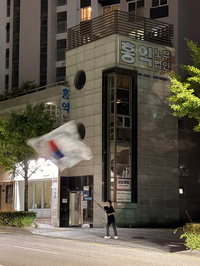 실시간 부산입니다.

부정선거 재선거
당일투표 수개표!

주거지라 조용히 태극기 흔들며. 아자!