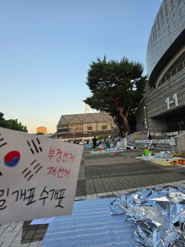 평일이라 어쩔수없지만
1-1 앞이 텅 비었습니다...
계속 지키고있겠습니다