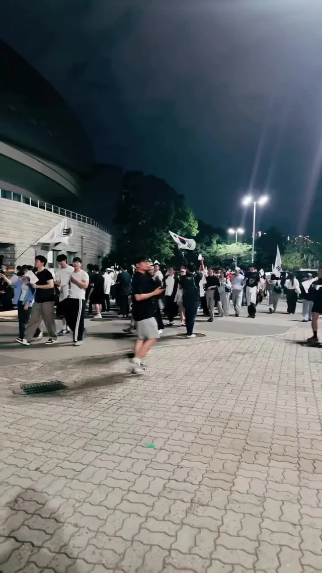 영리해지는 국민들 :

잠실 개표소를 크게 원을 그리며 돌고 있음.
이렇게 돌면 어디서 반출 시도를 하던 막을 수 있음.

역시 한국인은 무서움