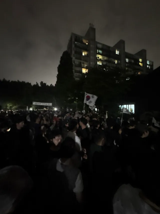 잠실우성아파트 집회 상급노하우

1. 이제 침묵시위 해야함 수련회가서 크게 떠들면 혼나는 분위기라고 생각하면됨 (도란도란 가능)

2. 보조밧데