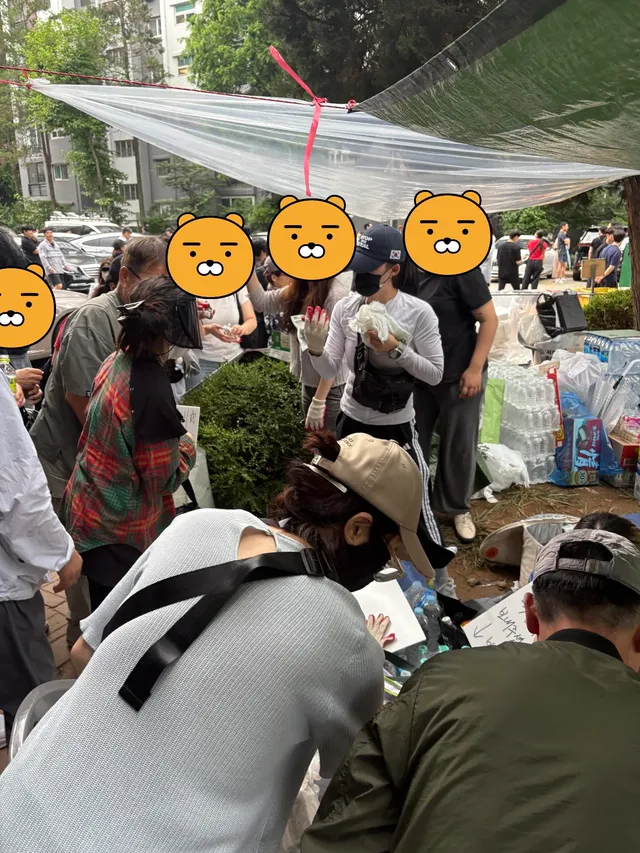 잠실우성아파트 집회 상급노하우

1. 이제 침묵시위 해야함 수련회가서 크게 떠들면 혼나는 분위기라고 생각하면됨 (도란도란 가능)

2. 보조밧데
