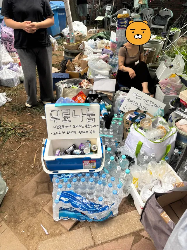잠실우성아파트 집회 상급노하우

1. 이제 침묵시위 해야함 수련회가서 크게 떠들면 혼나는 분위기라고 생각하면됨 (도란도란 가능)

2. 보조밧데