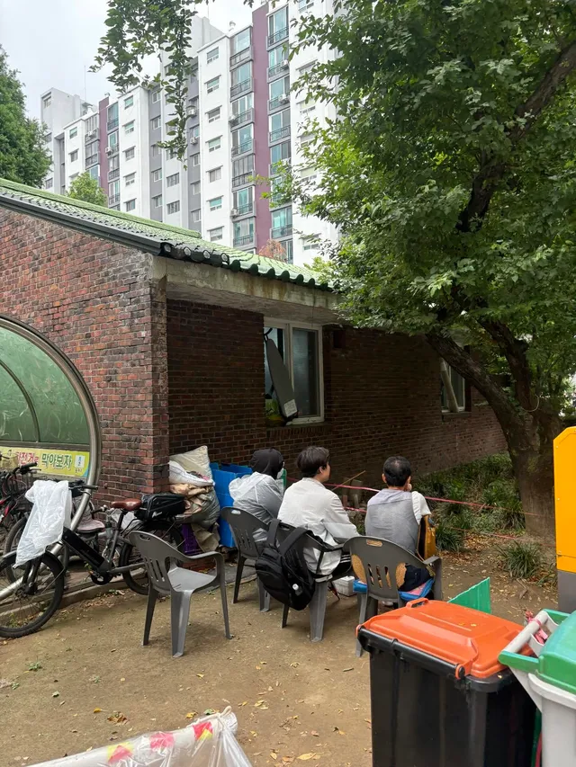 잠실우성아파트 집회 상급노하우

1. 이제 침묵시위 해야함 수련회가서 크게 떠들면 혼나는 분위기라고 생각하면됨 (도란도란 가능)

2. 보조밧데