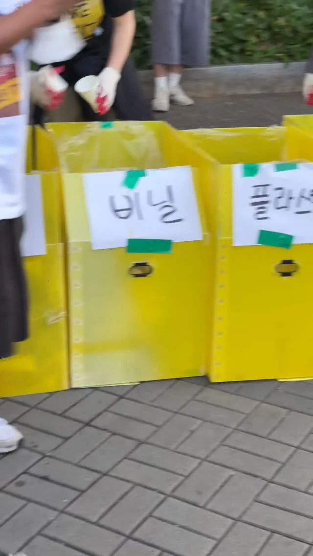잠실 실시간 입니다 (06:20)
보내주신 구호물품들 정말 귀하고 감사하게 잘쓰고있습니다 감사합니다
봉사하느라 애쓰시는분들도 너무 감사합니다
많