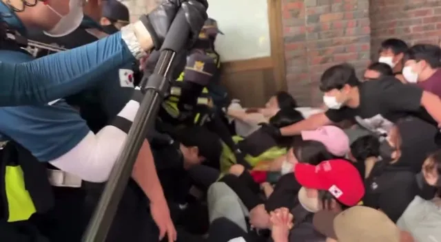 잠실 우성아파트.
내가 지금 뭘 보고 있는 거냐?
대통령과 국회의원들은 대체 뭐 하고 있냐?
어린아이부터 노인들까지 있는데 경찰은 사람들을 강제