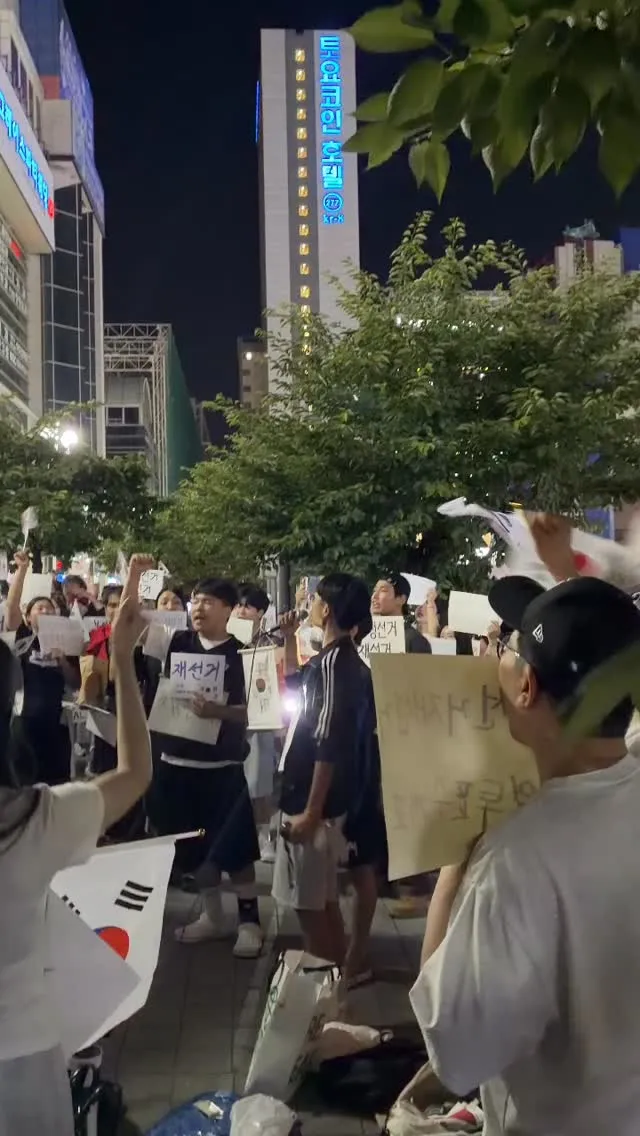부평은 좀 편안한듯 깨발랄한(?) 분위기였어
시민들 돌아가면서 선창도 하고!
그중 중학생 3명 친구들이 선창하는데
“목소리 크게!!!”를 외쳐서