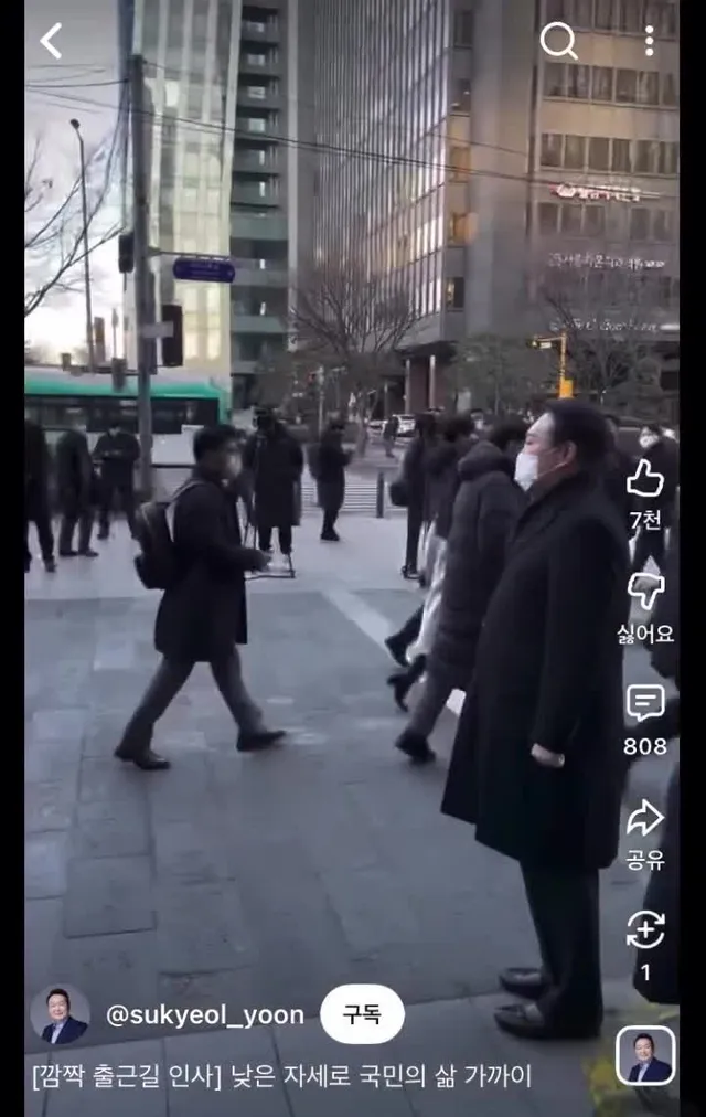 뉴비들아 보아라

부정선거 때문에 이길 가능성 없는걸 아시면서도

너희들을 위해

지옥을 정면으로 부딪히는 사나이의

모습을