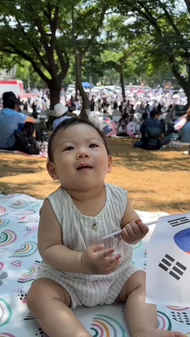 운전 못하는 뚜벅이라...
원래 아기띠하고 버스타다가
오늘 지하철+유모차 첫 도전 했는데
더위+이앓이+엄껌 쉽지 않았다^.ㅜ

부정선거! 재선거