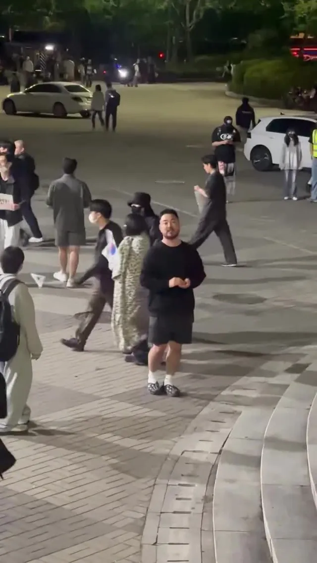 어제 괴기랑 함께 있었는데요.

제 친구지만 진짜 멋있었어요.
잠도 못 자서 많이 피곤했을 텐데
저렇게 많은 사람들 앞에서 진두지휘하며
질서정연