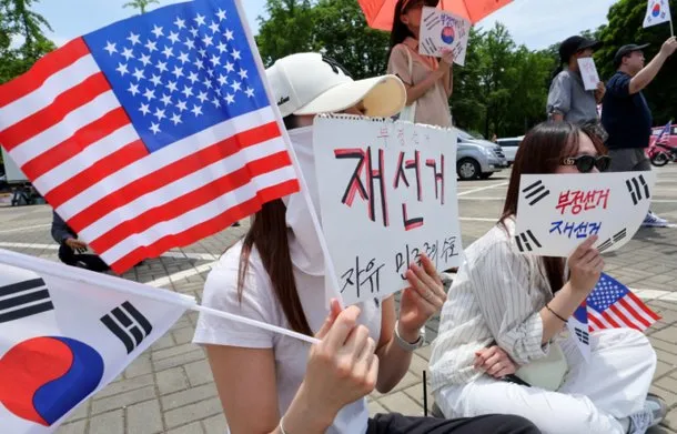 성조기도 슬며시…'올림픽공원 집회' 변질되나

한눈에 보는 오늘 : 사회 - 뉴스 : 정치색 배제 "재선거" 외치다… "부정선거" 목소리 커져 