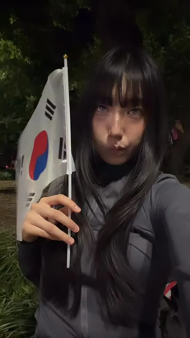 현재 새벽 1:50인데 자꾸만 발걸음이 안떨어진다.. 내일 오전 일정때문에 집에 가야하는데 그냥 계속 혼자 뱅글뱅글 돌고있어 .. 이제 핸드볼 