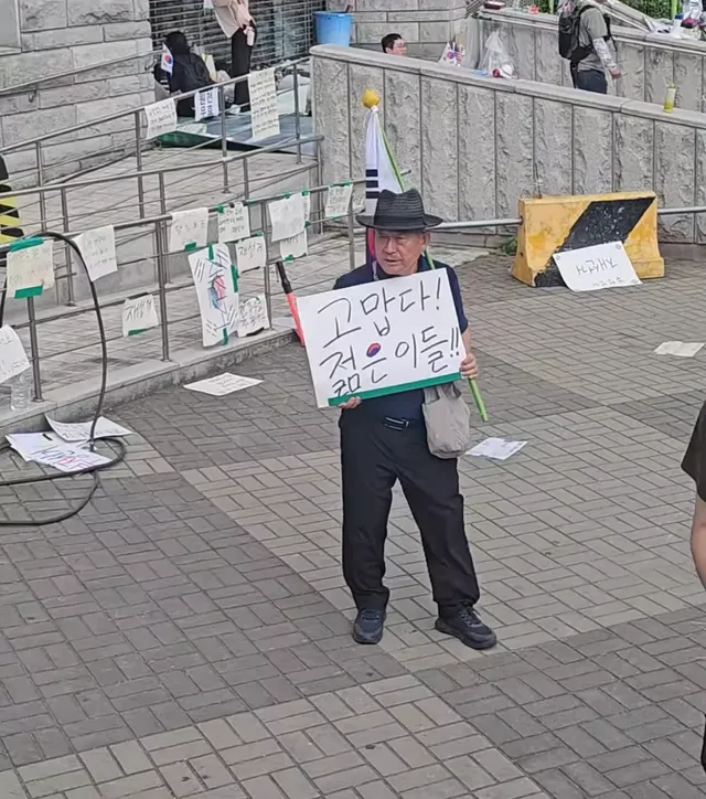 스레드 진짜 위대하다
장기전이 된다면 깨어나는 청년들은 점점 더 많아질거고 이대로 간다면 우리나라도 희망이 있다!!!
지금 좌 우로 나뉘어져 싸