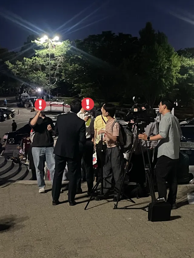 오늘 올공에 방송국에서 촬영 나왔거든
갑자기 남자분이 막 가시더니 

“왜 여기서 찍어요? 저기 사람 많은데 가서 찍으셔야지“
뭐라고 하시더라고