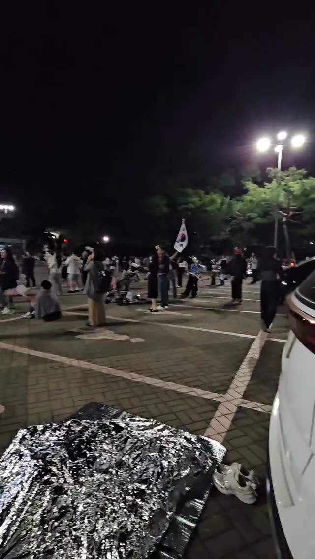 현 시간 03:22

많은 사람들 모여서 외치는 1-3

어둡고 습한 곳에서 묵묵히 버텨주시는
내향인 여러분

대형 태극기 멋지게 휘날리시는
잘
