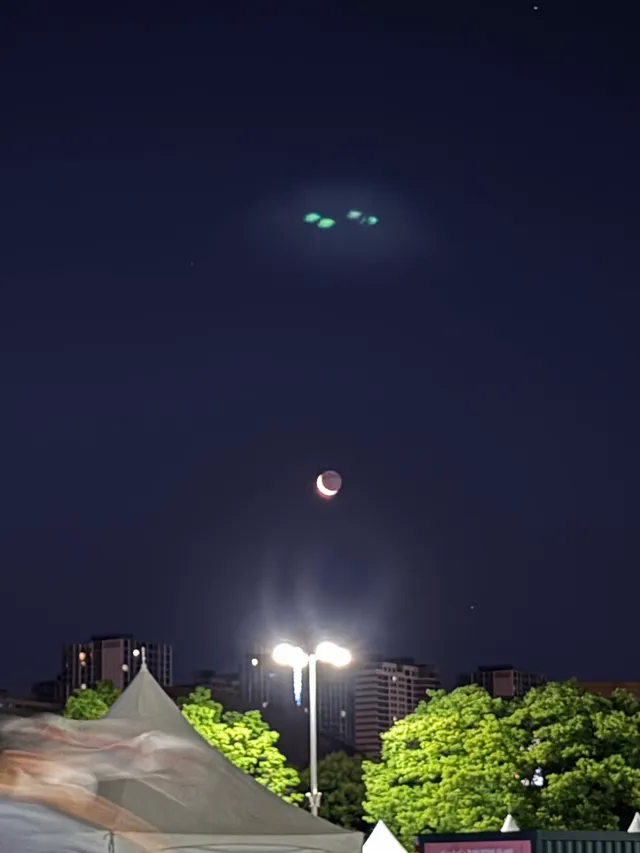 지금 올공 잠실에 있는 친구들아 지금 달봐바 지금 달이 이상하다 ? 나 지구평평이임