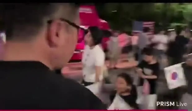 [김현태 버려야 합니다]
나라의 명운이 걸린 이 중차대한 시기에
성조기 들지 말라는 자는 
그 누구라도 버리는게 맞습니다