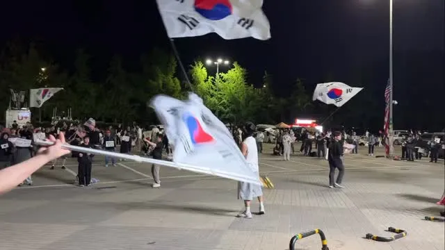 여러분 뜨거운 마음을 앞에서 보니 힘들어도 힘들지않다고 느껴지네요 일 마치고 창원서 서울까지 올라와서 태극기 흔드는게 힘들었는데 여성분이 애국가