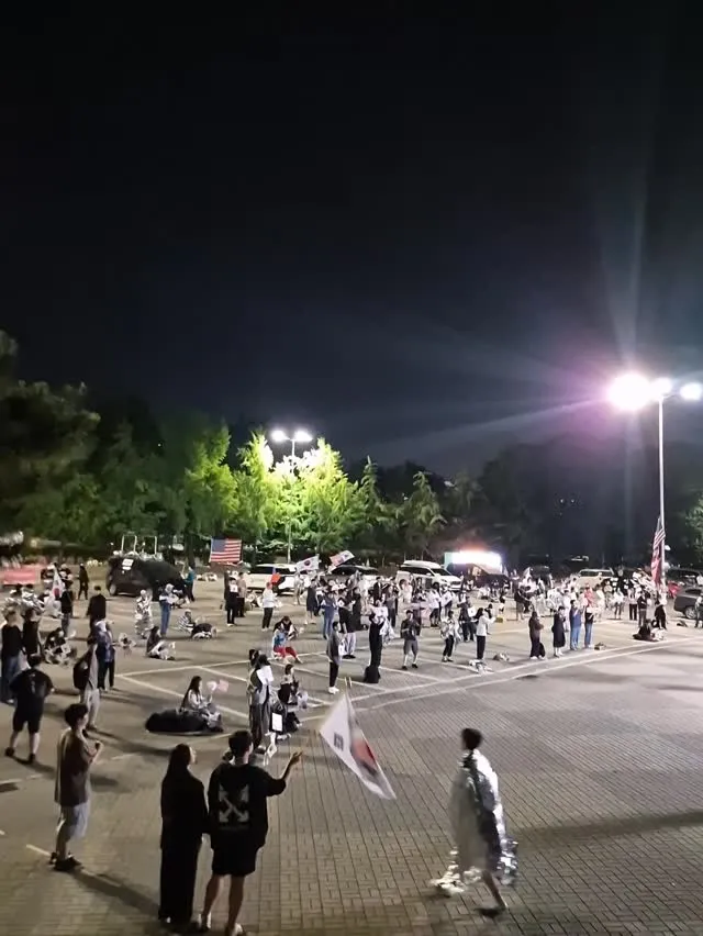 2026.6.13. 04:13  올림픽공원 현 상황

그 새벽까지 뭐 하는거야?
누가 알아주기나 해?
그런다고 변하는 게 있어?
다 똑같아 그래