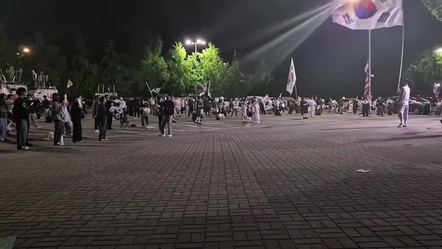 경찰분들 교대하니까 수고하셨다고 박수쳐 주고애국가 부르는 멋진 사람들 ❤️❤️❤️