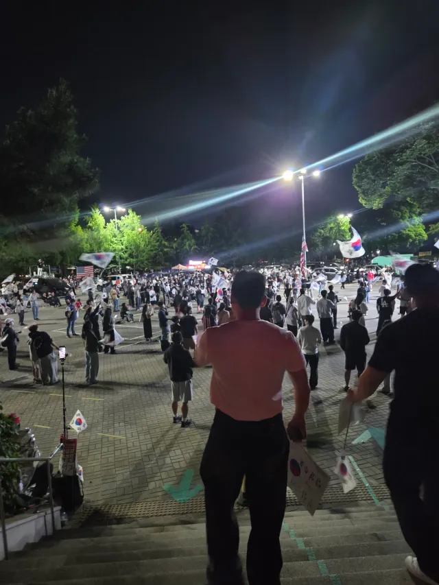 잠실에서 새벽을 보내고 집와서 샤워하고 출근중입니다. 애국시민분들 밤새도록 목소리 내느라 고생하셨어요!🇰🇷