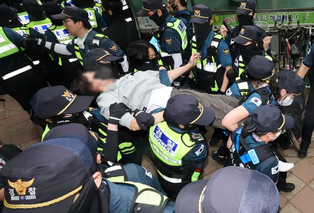 잠실 집회 '부정선거론' 오락가락…애먼 경찰만 '공안' 조롱

투표용지 부족 사태로 시작된 서울 송파구 잠실 집회의 현장 분위기가 하루마다 크게