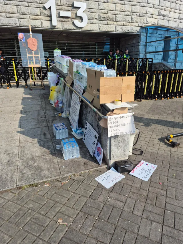 🚨🚨 올공 1-3 "단상"에 올라간 사람 뭐냐?

올라가지 말라고 물건까지 올려놓았는데

그걸 치우고 기어이 올라간다고?

대체 왜?

목적