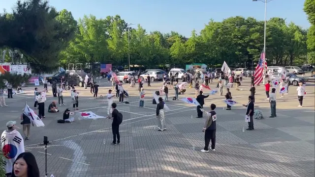현재 올공 1-3 앞입니다.
이른 시간부터 다들 모여주고 계시네요
아예 밤을 새신 분들도 많고
새로 오시는 분들도 있으신데
뜻을 함께 하는 많은
