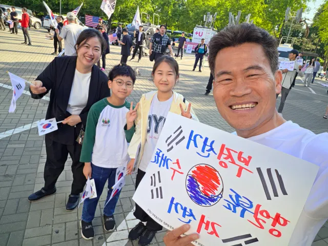 6.13.토.아침 상황입니다,
6.3 부정선거 10일째 이곳 올공 에서는 "부정선거 재선거, 당일투표 수개표" 구호 청년들의 외침이 이어지고 있