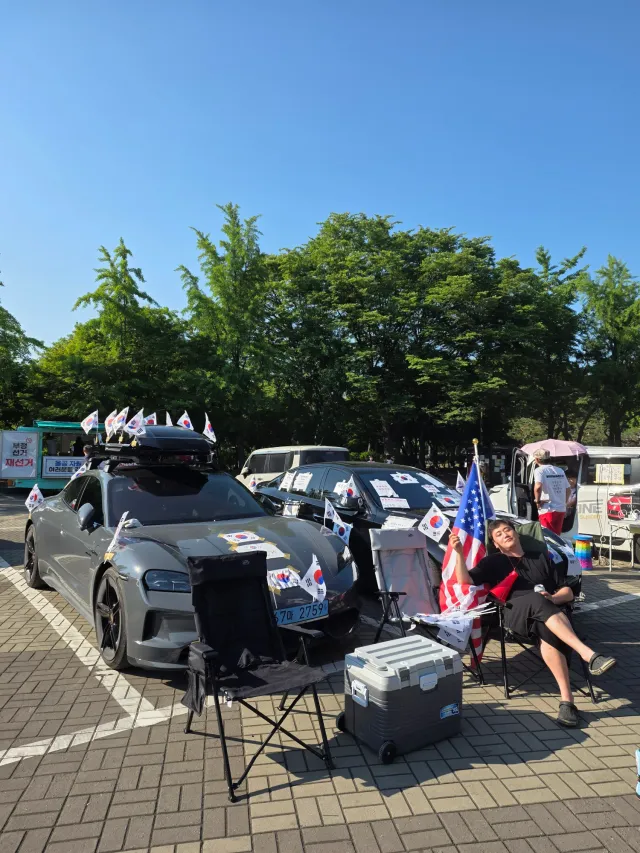 근처에 일정이 있어서 주차하구 갑니다 
의자랑 아이스박스안에 음료 편하게들 드세요
