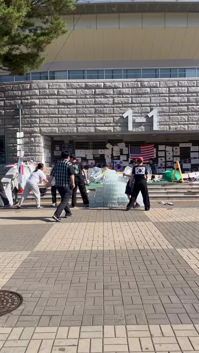 실시간 ‘올공’ 현황 !!

좀 쉬려고 앉아 있는데 생수 택배차가 와서 자봉동지들이 도움요청을함!!

옆에 지나가던 사람 다 모여서 후다닥 순삭