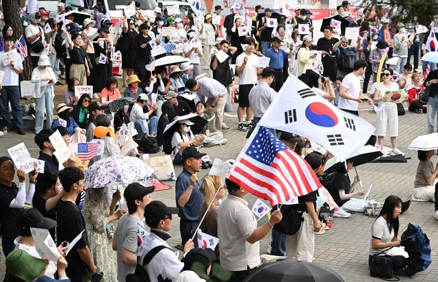 잠실 개표소 시위 9일째…"부정선거 재선거" 구호 계속

한눈에 보는 오늘 : 사회 - 뉴스 : [헤럴드경제=박혜원 기자] 6·3 지방선거 투표