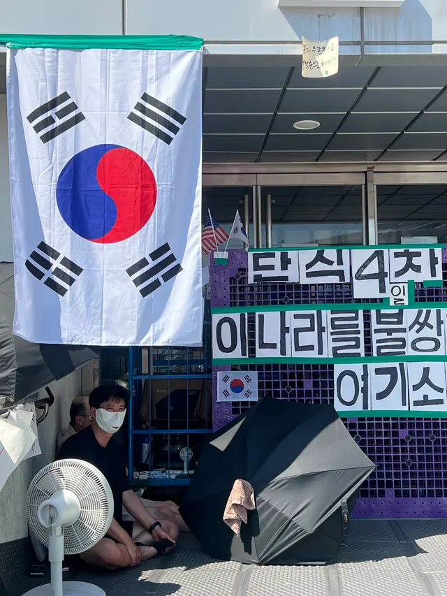 실시간 ‘올공‘ 현황 !

여기 게이트를 지키시는 분중에 오늘부로 5일째 ’단식’을 하시는 분이 계시기에 알립니다.

우리의 권리를 찾기위해 자