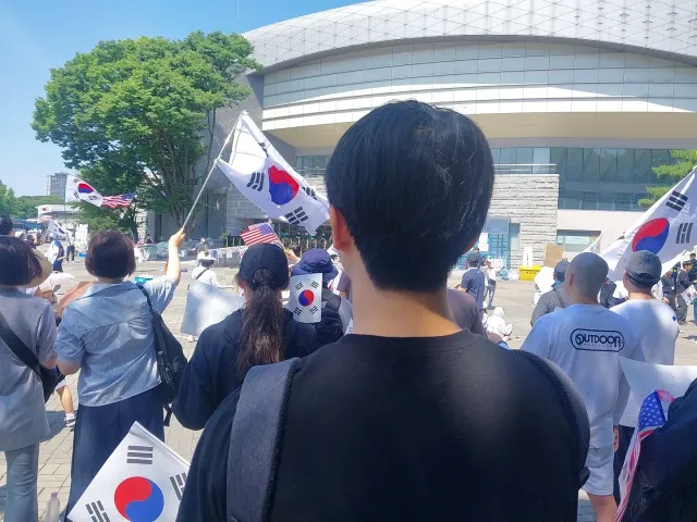 오전 10시부터 참석했어~ 오전인데도 많이 뜨거워~ 구호 외치다 한 바퀴돌고 잠시 쉬러 왔어. 아들이 현생이 어두워서 왜 구호를 외치게  되었는