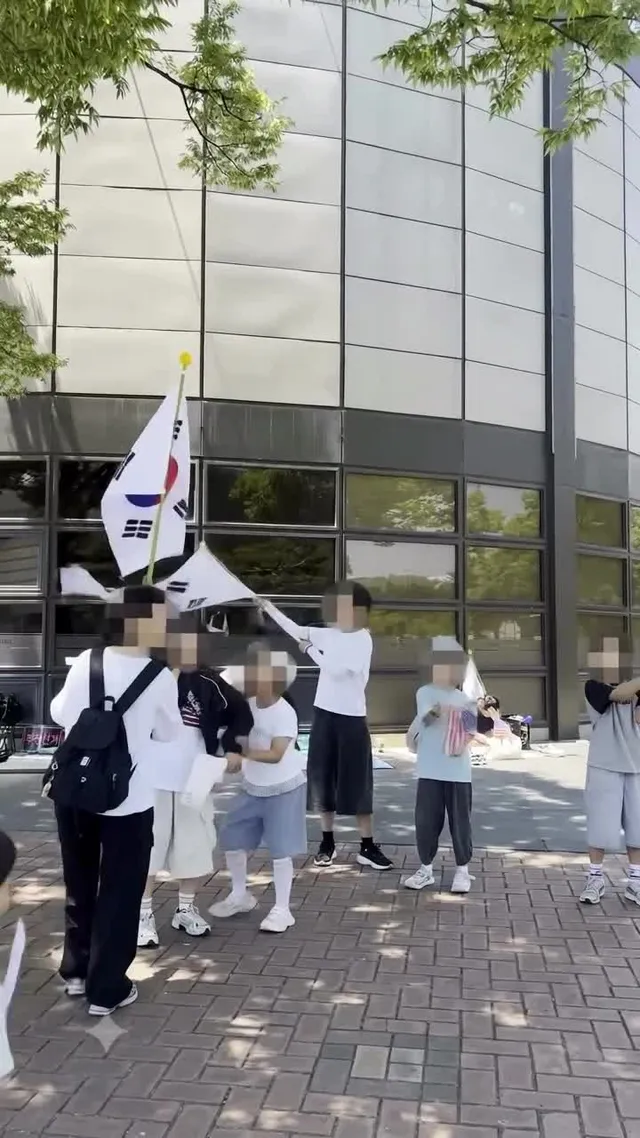 실시간 ‘올공‘ 현황 

오늘은 유난히 아이들이 많이 보입니다. 한쪽에서 아이들이 구호를 하길래 가서 물어봤습니다.

“너희들이 생각해도 잘못된