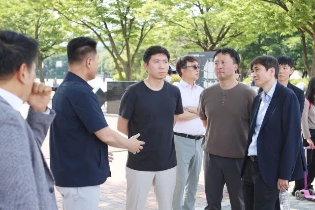 대한체육회, 대한민국 체육인 호소문 발표…"체육을 위한 필수 업무, 차...

현장 점검에 나선 유승민 회장(왼쪽에서 세 번째). /대한체...