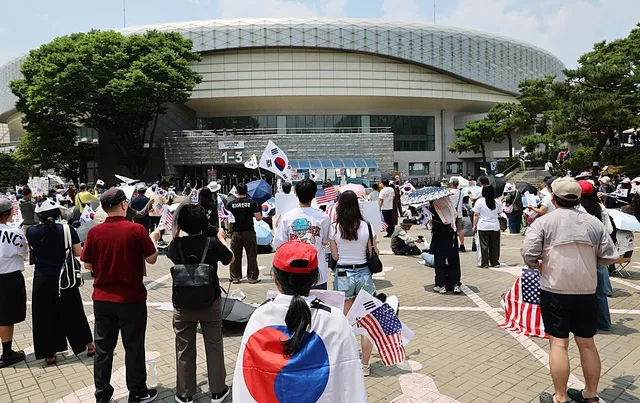 잠실 시위 현장에 잡힌 '박서진 콘서트'...예정대로 열릴 수 있을까

7월 4~5일 핸드볼경기장(티켓링크 라이브 아레나)에서 예정