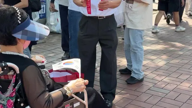 어르신들한테 빨간리본 달아주시는 분 찾았어옹..