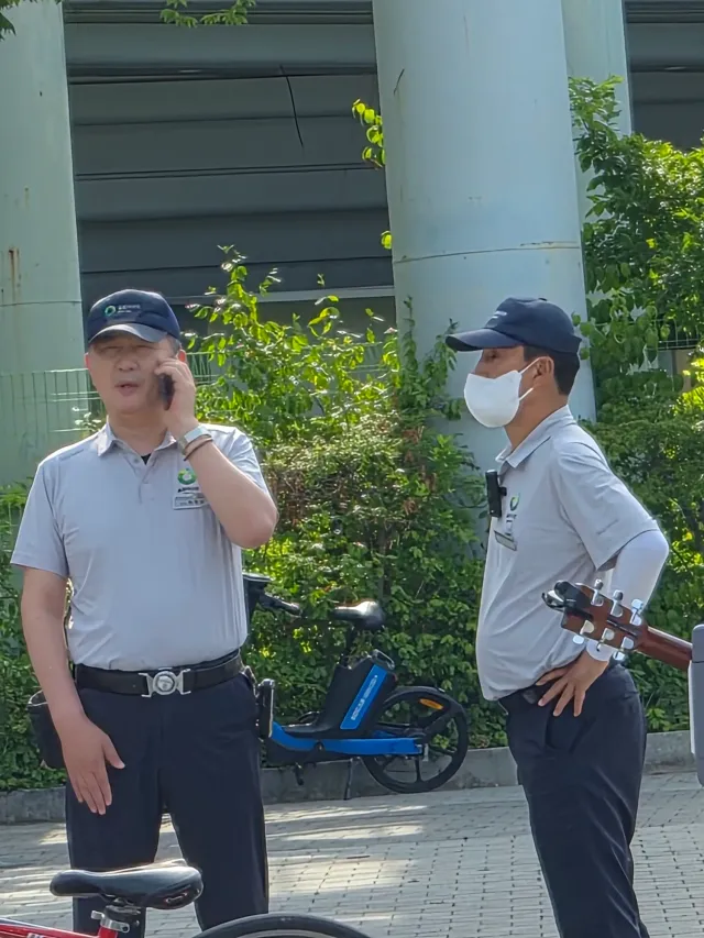 올림픽 공원에 집회존이 지정되어 있는거야?
찬양중에 관리자들이 오더니 집회하는 구역으로 가래
아이들 사진 있어서 재업