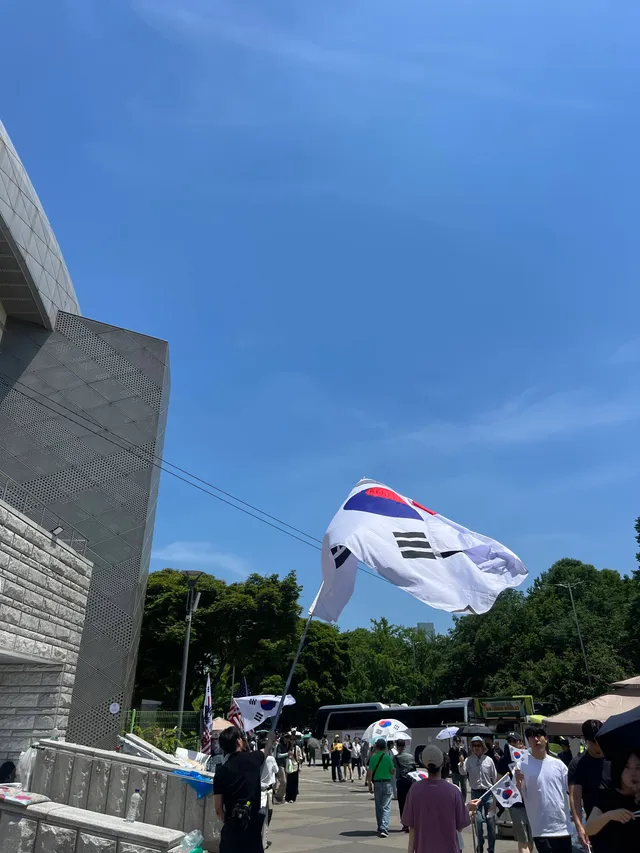 실시간 ‘올공’ 현황 긴급 🚨🚨

대형 태극기 부족입니다.
젊은 친구들이 너무 오래 흔들어서 태극기가 부러졌습니다.

혹시 파는데 아시면 제