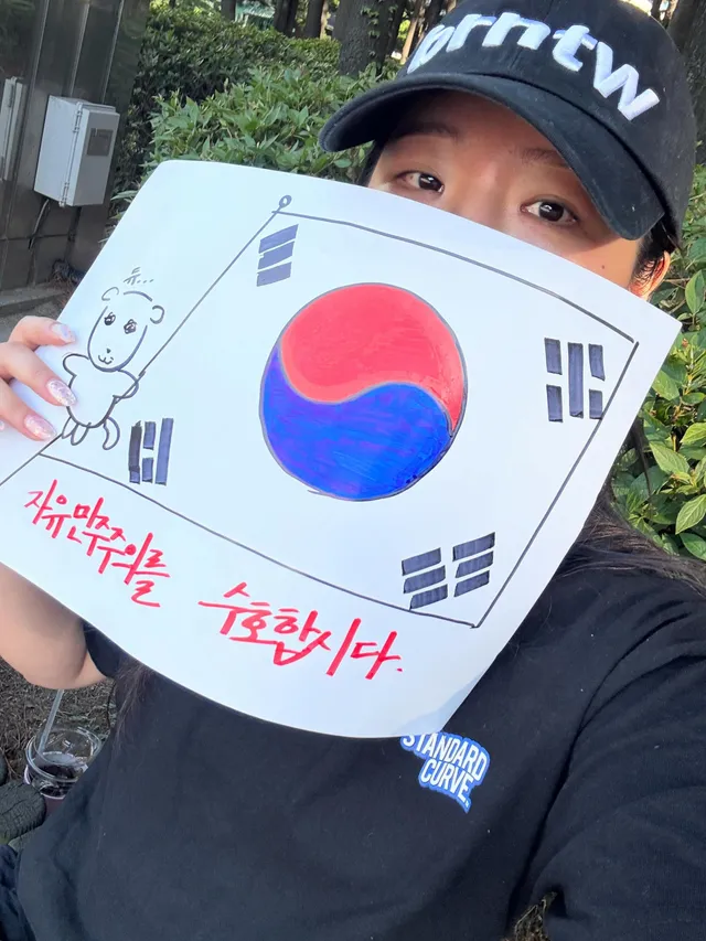 수원에선 쌩얼로.. 수원 집회왔어요
아니 낮에 올공 집회 하신분들 ㄹㅈㄷ 존경합니다 
화형당하는 느낌이야