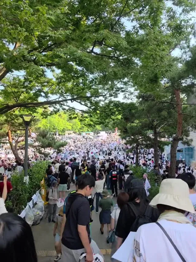 올공 역대급 인파입니다.
유모차 끌고 오는 가족들, 아이들무리, 남녀노소 대통합입니다.