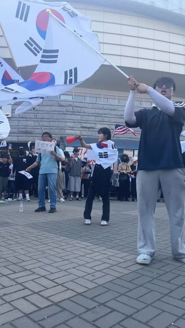 지금 올림픽 공원 완전 난장판이야
부정선거 재선거
당일투표 수개표 말고

한미동조 국제단체
이 사람들이 구호 훼방 놓는데!?
이게 뭐야??? 지