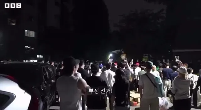 처음 잠실 우성아파트에서 
시민들이 외쳤던 구호는 ‘부정선거’입니다.

그런데 어느 순간 ‘재선거’로 변하고,
이제는 ‘부정선거 재선거’ 동시에